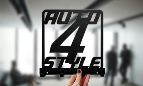 Skreddersydd metallnøkkelholder med fet numerisk tekst og moderne utskjæringsstil