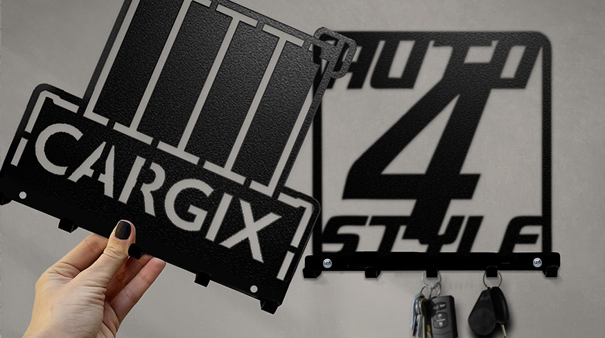 Skreddersydde veggmonterte nøkkelholdere i metall med personlige utskjæringer av logo og navn