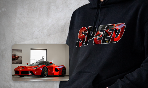Person im schwarzen Hoodie mit SPEED Schrift, Buchstaben mit rotem Ferrari gefüllt, kleines Bild zeigt Ferrari im Showroom