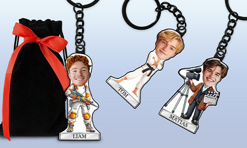 Nøkkelring i tegneseriestil med personlig navn og motiv fra hobby eller yrke