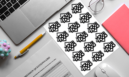 Arbeidsplass med bærbar, penn, notatbok og 