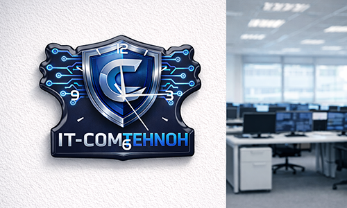 Büro-Wanduhr mit IT-COMTEHNOH Schildlogo und Schaltkreis-Design, Technik-Arbeitsplätze im Hintergrund sichtbar