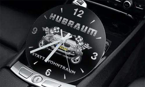 Rennsport-Uhr in der Mittelkonsole mit zwei Autos, Zielflaggen und Schriftzug HUBRAUM STATT WOHNTRAUM