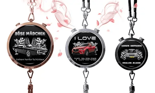 Drei runde Anhänger mit Auto-Themen auf schwarzen Hintergründen. Links: Oldtimer mit deutschem Text und Schachbrettflaggen. Mitte: rotes SUV, „I Love Tuning.“ Rechts: blaues Auto mit Schachbrettflaggen und deutschem Text. Pinke Blumenakzente rundherum.