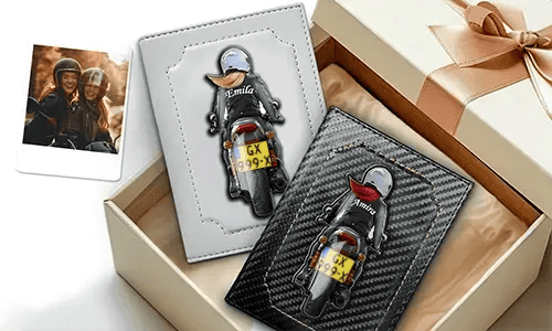 Personalisierter Dokumentenhalter für das Motorrad mit Namen und Kennzeichen für deine Freundin.