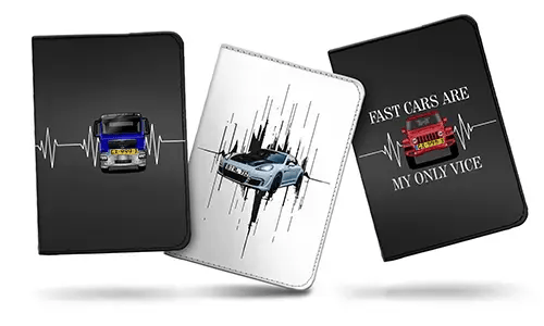Tři obaly na poznámkové bloky aut vedle sebe: Modro-stříbrné auto s tepovou čarou, Modré sportovní auto s pohybovými linkami, Červené auto s citátem FAST CARS