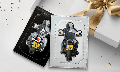 Okładka na dokument rejestracyjny motocykla z imieniem dziadka i numerem tablicy rejestracyjnej