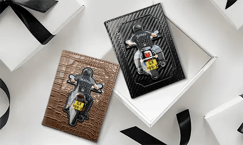 Pochette pour document d'immatriculation de moto avec le nom de votre fils et le numéro de plaque d'immatriculation.