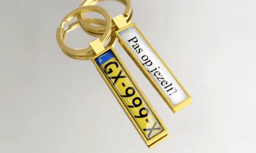 Llavero de metal dorado con diseño personalizado de placa de matrícula y texto grabado