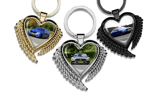 Porte-clés en forme de cœur avec des ailes et une photo de ta voiture