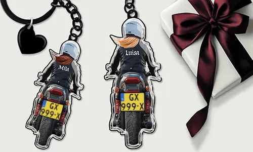 Personalizowany brelok motocyklowy z imieniem i tablicą – prezent dla twojej córki