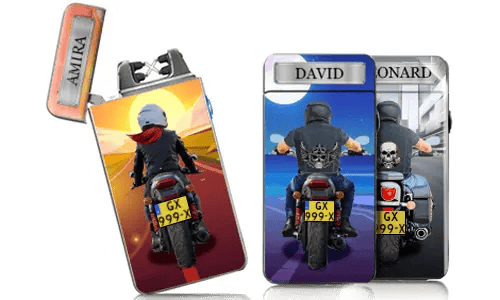 Drei Feuerzeuge mit Motorradmotiven. Jedes Feuerzeug zeigt einen Fahrer von hinten mit personalisierten Designs und Hintergründen, die ein Gefühl von Abenteuer vermitteln.