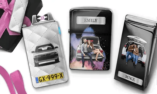 Drei personalisierte Zigarettenetuis sind zu sehen. Das erste zeigt ein Auto mit Kennzeichen. Das zweite zeigt ein Paar, das auf einem Auto sitzt, mit der Aufschrift „Emily“ vor farbenfrohem Hintergrund. Das dritte zeigt ein Paar im Kofferraum eines Autos, mit der Aufschrift „Mike“. Rosafarbene Schleifenakzente sind sichtbar.