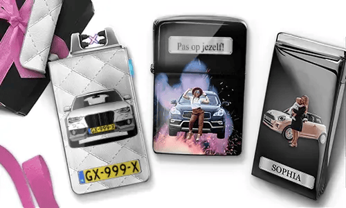 Stilvolle Feuerzeuge mit Frauen, die mit Luxusautos posieren. Auf einem steht „Beste Mama“, auf einem anderen „Beste Mama der Welt“, arrangiert vor einem geschenkähnlichen Hintergrund.