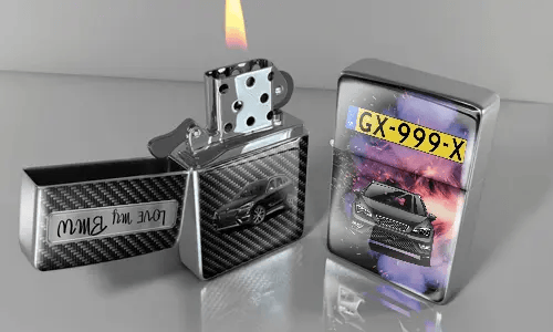 Zwei Metallfeuerzeuge mit Automotiven: silber mit Flamme und kyrillischem Text, kosmisches Design mit buntem Hintergrund