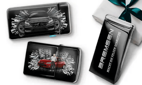 Drei elegante schwarze Geldbörsen mit Bildern von Autos und Zahnrädern, platziert neben einer Geschenkbox. Auf einer steht „Bremsen“. Das Design ist dynamisch und modern.