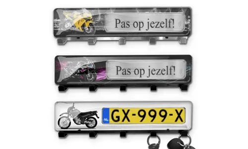 Nástěnný držák na klíče s obrázkem motocyklu a SPZ