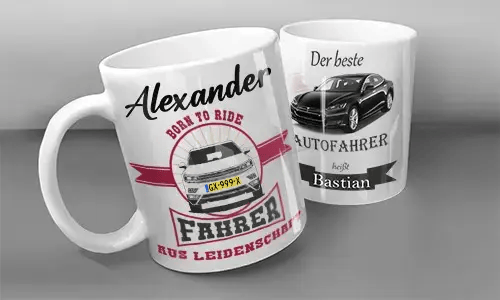 Zwei weiße Tassen mit personalisierten Auto-Motiven: links mit silbernem Fahrzeug und deutschem Text für Alexander, rechts mit weißem Fahrzeug und markanter Schrift für Bastian