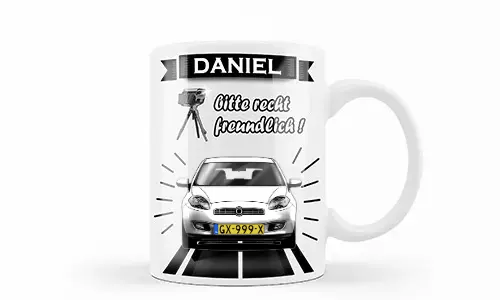 Weiße Tasse mit silbernem Auto und Blitzer-Grafik, Name Daniel und humorvollem deutschen Text