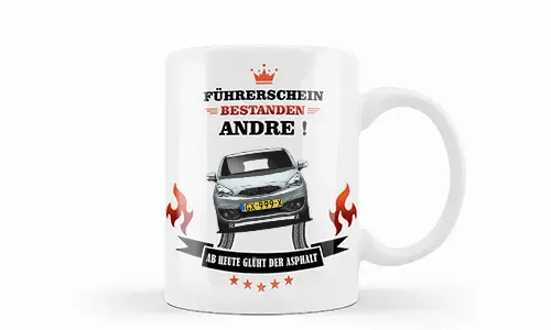 Weiße Tasse mit silbernem Auto, Flammen und Reifenspuren, deutscher Glückwunschtext zur Führerscheinprüfung für Andre