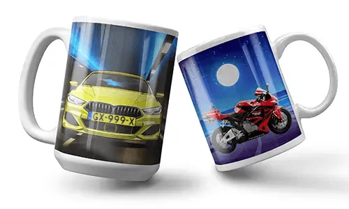Zwei Tassen sind abgebildet; die erste zeigt ein lebhaftes grünes Auto mit eingeschalteten Scheinwerfern, das durch einen Tunnel rast. Die zweite zeigt ein rotes Motorrad unter einem Vollmond.