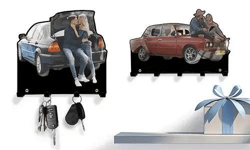 Zwei personalisierte Schlüsselhalter: Paar im Kofferraum eines blau-schwarzen Autos, Paar auf der Motorhaube eines roten Oldtimers