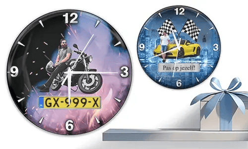 Zwei Wanduhren mit männlichen Figuren und Fahrzeugen: links mit Motorrad und Flammenmotiv, rechts mit gelbem Sportwagen und Rennflaggen