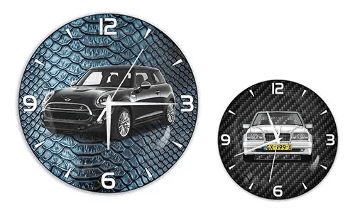 Zwei Wanduhren mit Autoillustrationen: links mit schwarzem Auto auf blauer Reptilstruktur, rechts mit blauem Auto auf Carbon-Hintergrund