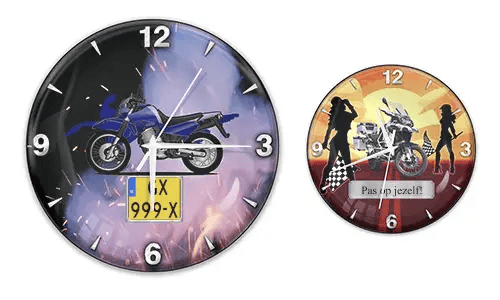 Zwei Wanduhren mit Motorradmotiven: links mit blauem Bike und Flammenhintergrund, rechts mit weißem Bike und Sonnenuntergang