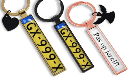 I portachiavi con targa personalizzata presentano testo personalizzabile e finiture in metallo