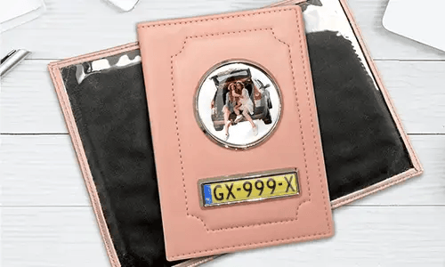 FAHRZEUGSCHEIN HÜLLE IN DER HAND