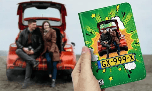 auto hülle Comic 2 auf dem Tisch neben Tastatur autopapiere mappe