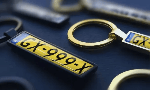 Metal license plate keychains highlight personalized messages as gift ideas