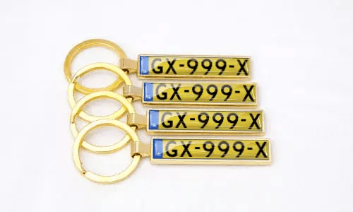 I portachiavi targhe in metallo dorato valorizzano gli accessori auto personalizzati