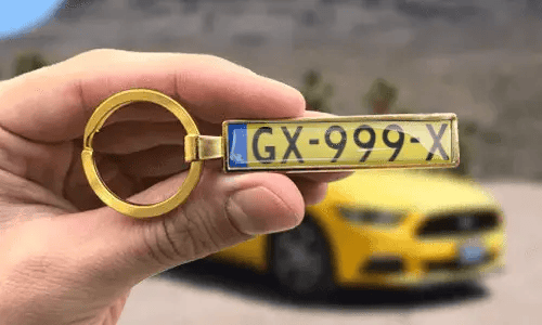 Gouden sleutelhanger op maat met gegraveerde nummerplaatnummers