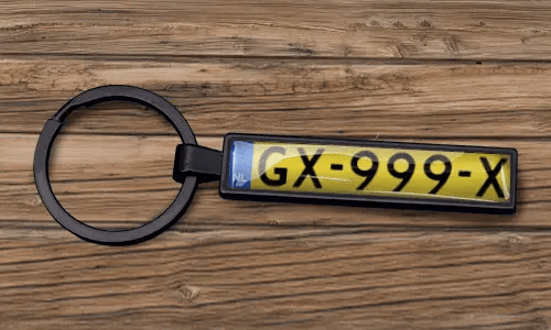 Personalisierter Kennzeichen-Schlüsselanhänger mit mattschwarzem Finish