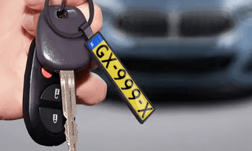 Llavero negro de placa de matrícula cuelga de las llaves del coche para uso diario