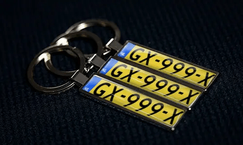 Personalisierte Schlüsselanhänger mit individuellem Nummernschild, eigenen Zahlen und Metallfinish-Design