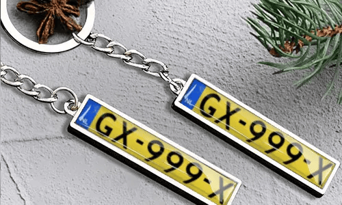 Porte-clés en métal avec plaque d’immatriculation et détail de drapeau