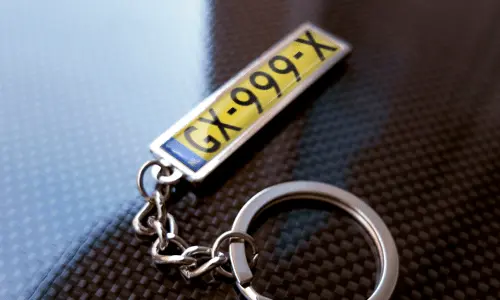 Portachiavi in metallo con pendente a tema bandiera e anello cromato
