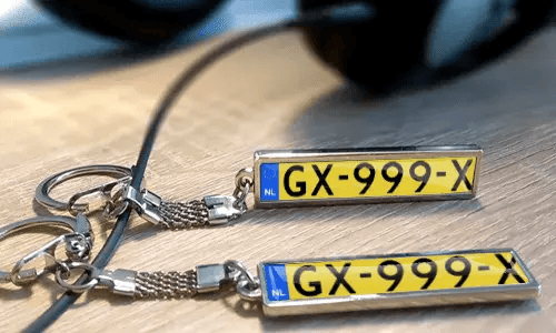 Personoidut metalliset avaimenperät, joissa on mukautettu teksti ja rekisterikilpityyliset tagit
