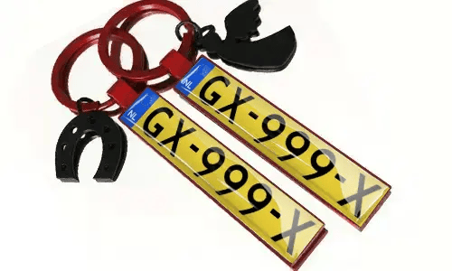 Metall-Schlüsselanhänger mit Nummernschild und Zubehör