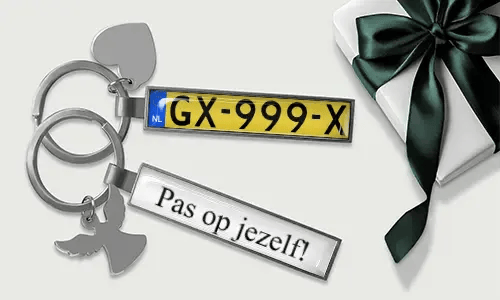 Gepersonaliseerde sleutelhangers met kentekenplaat, eigen nummers en metalen afwerking