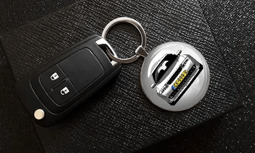 schlüsselanhänger personalisiert mit Autoschlüssel auf dem Tisch personalisierter schlüsselanhänger