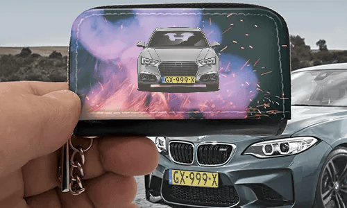autoschlüssel cover mit Feuer Hintergrund in der Hand autoschlüssel cover