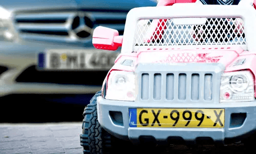 KFZ sticker-magnet on a kinds' electric car