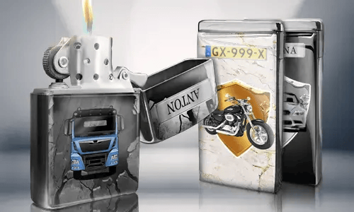 Geöffnetes Metallfeuerzeug mit blauem LKW-Design, Flamme brennt. Dahinter stehen zwei geschlossene Feuerzeuge mit Motiven: ein Motorrad und ein Auto mit Kennzeichen.