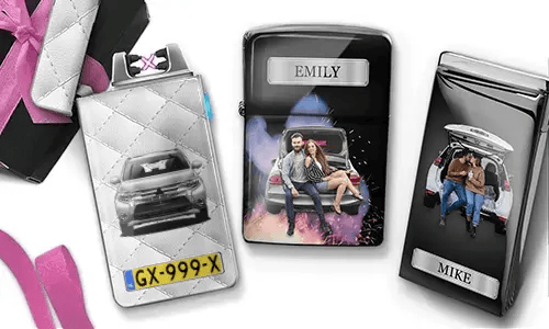 Drei personalisierte Zigarettenetuis sind zu sehen. Das erste zeigt ein Auto mit Kennzeichen. Das zweite zeigt ein Paar, das auf einem Auto sitzt, mit der Aufschrift „Emily“ vor farbenfrohem Hintergrund. Das dritte zeigt ein Paar im Kofferraum eines Autos, mit der Aufschrift „Mike“. Rosafarbene Schleifenakzente sind sichtbar.