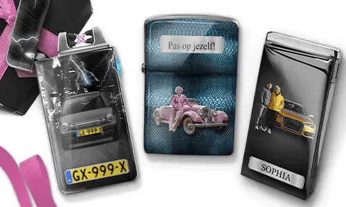 Drei Metallfeuerzeuge mit personalisierten Designs. Das linke Feuerzeug zeigt eine Stadtsilhouette und ein Paar neben einem Auto mit der Aufschrift „BESTE OMA DER WELT“. Das mittlere Feuerzeug stellt ein rosafarbenes Oldtimer-Auto dar, darüber steht „HAB DICH LIEB OMA“. Das rechte Feuerzeug zeigt ein blaues Auto und ein Kennzeichen. Rosafarbene Schleifen verleihen dem Ganzen einen Geschenkcharakter.