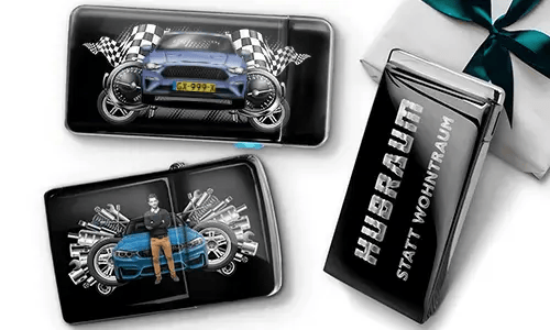 Geschenkset mit Auto-Themen-Metallbehältern, die Bilder eines grünen Sportwagens, karierten Flaggen und Motor-Motiven zeigen. Enthält ein Zigarettenetui mit der Aufschrift „Hubraum Statt Wohntraum“.